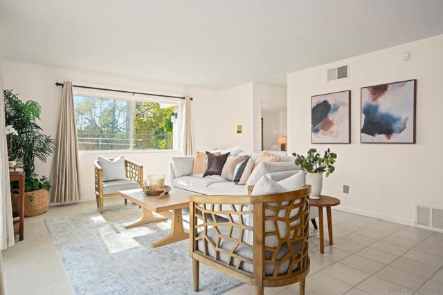 14105 Durhullen Dr, Poway CA: https://media.crmls.org/mediaz/5886848d-994a-4646-aa86-7fce87956e4a.jpg