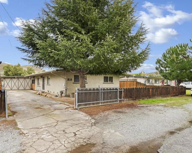 6881 F Street, Tres Pinos CA: https://media.crmls.org/mediaz/5886a785-079e-4713-8fd1-95564bbdd802.jpg