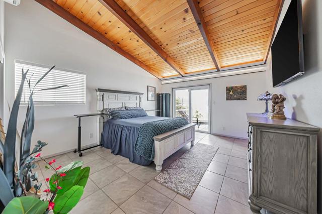 12340 Lakeshore Drive, Clearlake CA: https://media.crmls.org/mediaz/5886ed11-3c24-4e64-8c08-fd0c435533dd.jpg