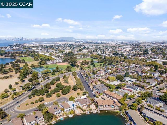 855 Portola Ave, Alameda CA: https://media.crmls.org/mediaz/5887edf3-a5ff-4bf2-a37d-92353d5afa79.jpg