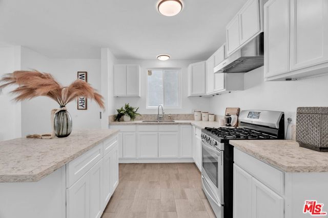 9959 Wisner Avenue, Mission Hills (San Fernando) CA: https://media.crmls.org/mediaz/5888405a-b3da-4850-abc9-fb22e7deba59.jpg