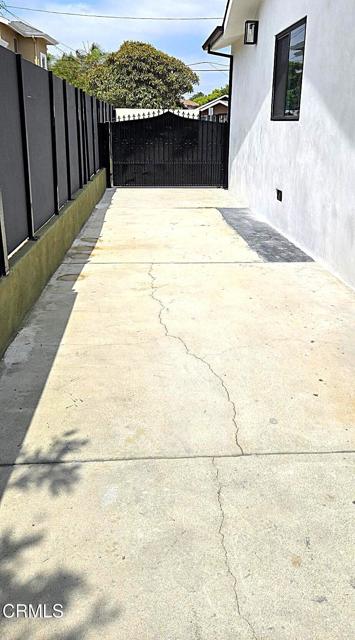 1121 La Puerta Street, Los Angeles CA: https://media.crmls.org/mediaz/588889fb-72bf-4618-ad79-94889d5c96c8.jpg
