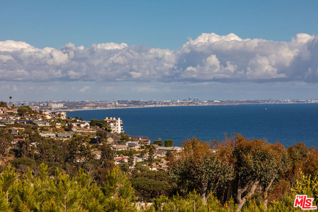 https://media.crmls.org/mediaz/5889121d-d5c9-4761-b87b-9352c6bc7678.jpg?preset=X-Large