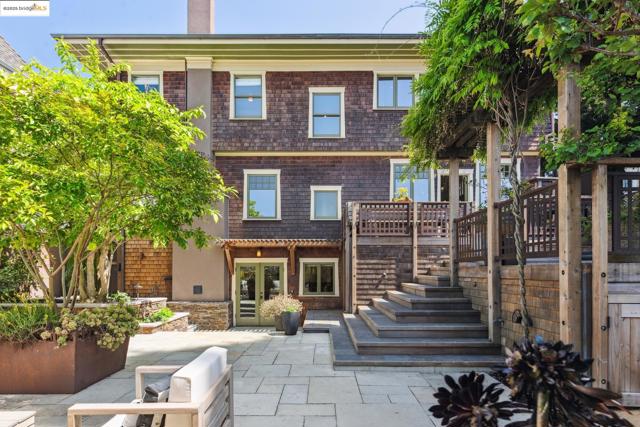 1015 Warfield Ave, Oakland CA: https://media.crmls.org/mediaz/588917a1-da87-4b12-b8b9-d578e4379998.jpg