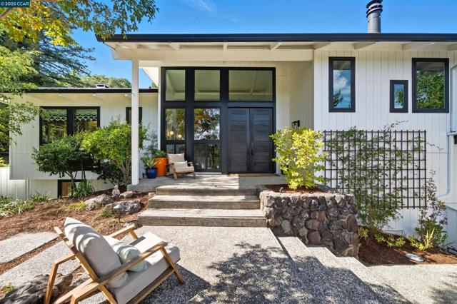 4161 Coralee Ln, Lafayette CA: https://media.crmls.org/mediaz/58891ae6-65ab-4624-bc54-1af191376eb4.jpg