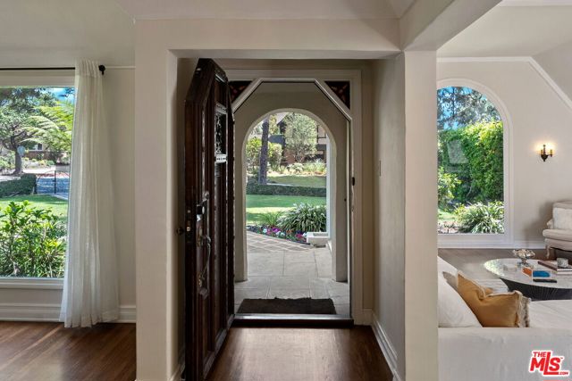 504 24Th Street, Santa Monica CA: https://media.crmls.org/mediaz/5889727b-50f8-4c80-a3f2-0e9a6bafb545.jpg