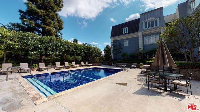 10120 Empyrean Way, Los Angeles CA: https://media.crmls.org/mediaz/58897415-45e3-4489-9f6b-56fb548a78ab.jpg