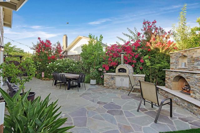 7872 Meadowbrook Ct, Pleasanton CA: https://media.crmls.org/mediaz/58898b35-9e46-4736-9acf-8c0a0943aa50.jpg