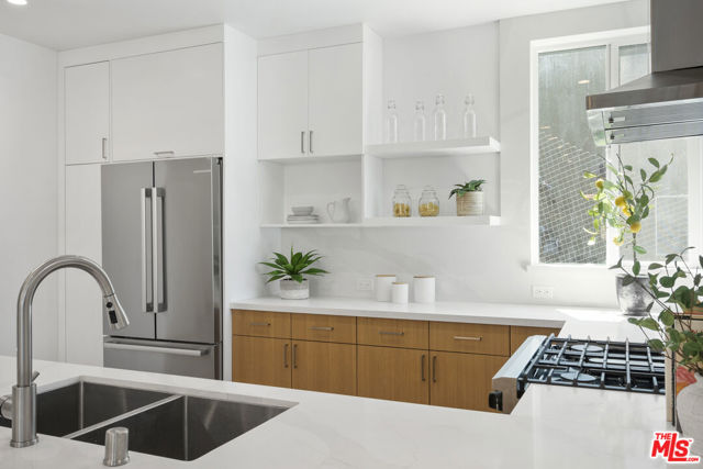 1046 Oban Drive, Los Angeles CA: https://media.crmls.org/mediaz/588996e9-c45c-4df6-b0f1-216ec20a9478.jpg