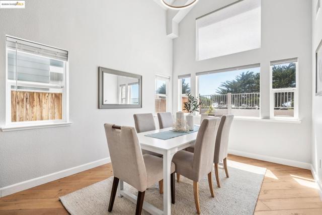 3 Harbor View Dr, Richmond CA: https://media.crmls.org/mediaz/5889a9de-35d8-4ed5-9c1b-a76446dbd611.jpg