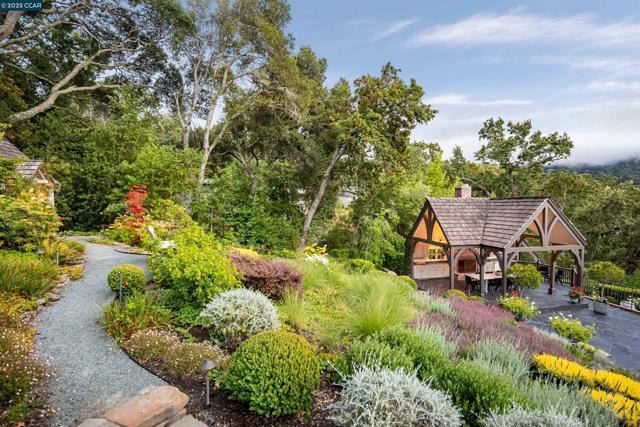 9 El Sueno, Orinda CA: https://media.crmls.org/mediaz/5889ee07-2df5-4144-8227-af0d78d82573.jpg