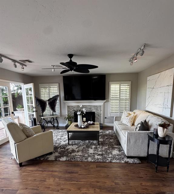 1842 Avenida Mimosa, Encinitas CA: https://media.crmls.org/mediaz/5889fc18-3d84-47fd-a27c-fc01e27894a6.jpg