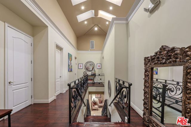 156 S Clark Drive, Beverly Hills CA: https://media.crmls.org/mediaz/588a304d-f853-484e-9b30-8d769ea4443b.jpg