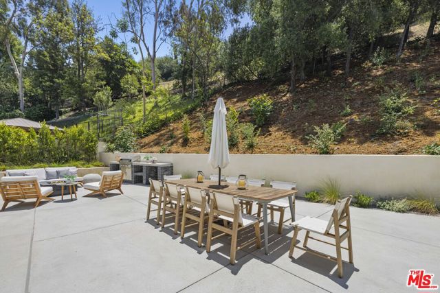 11268 Dona Lola Drive, Studio City CA: https://media.crmls.org/mediaz/588bc2ab-b39c-48ea-bf90-26214e93031c.jpg
