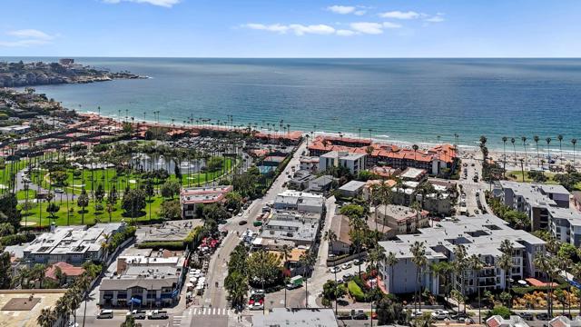 8121 Camino Del Sol, La Jolla CA: https://media.crmls.org/mediaz/588c3fca-4d0f-4578-a216-45e5bd380daa.jpg