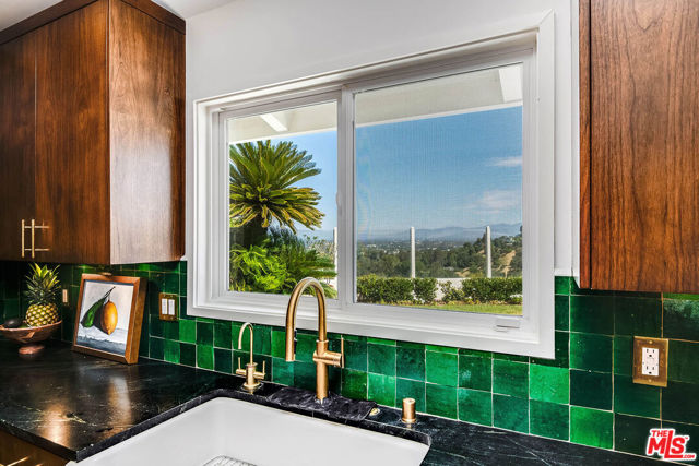 11671 Dona Alicia Place, Studio City CA: https://media.crmls.org/mediaz/588e885b-5acd-4e4b-a6e2-5eaa5c5529c2.jpg