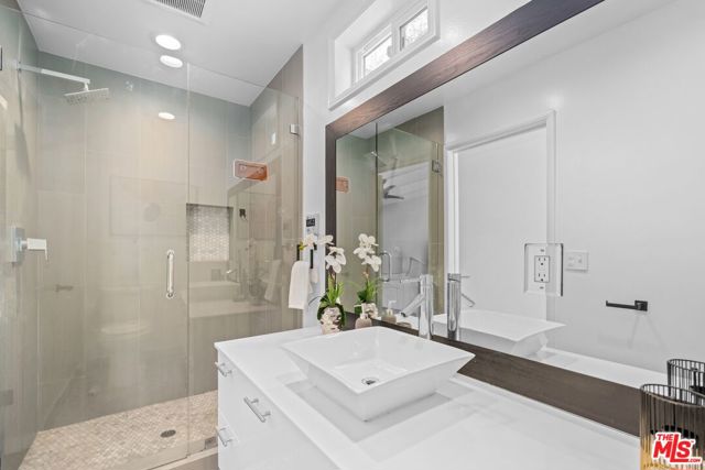 6460 W 84th Street, Los Angeles CA: https://media.crmls.org/mediaz/588e8b37-b432-4175-ae2f-f5091f32b82f.jpg