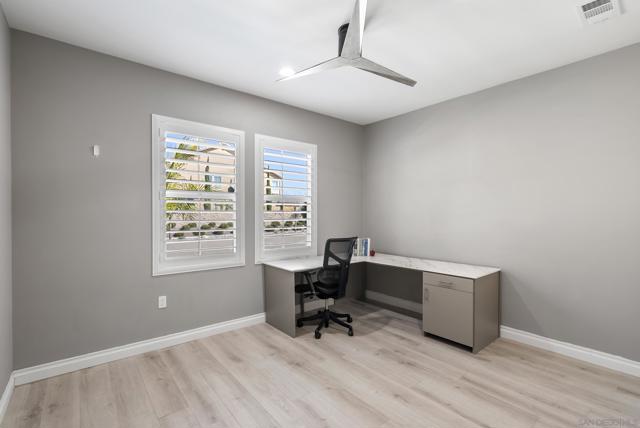 Downstairs ensuite bedroom with built-in desk