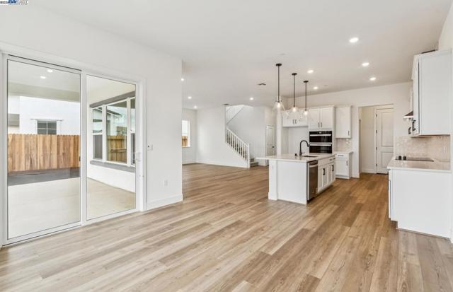 1552 Kasnak Drive, Manteca CA: https://media.crmls.org/mediaz/588fd9d7-4463-427a-9346-eb2d5fc2d526.jpg