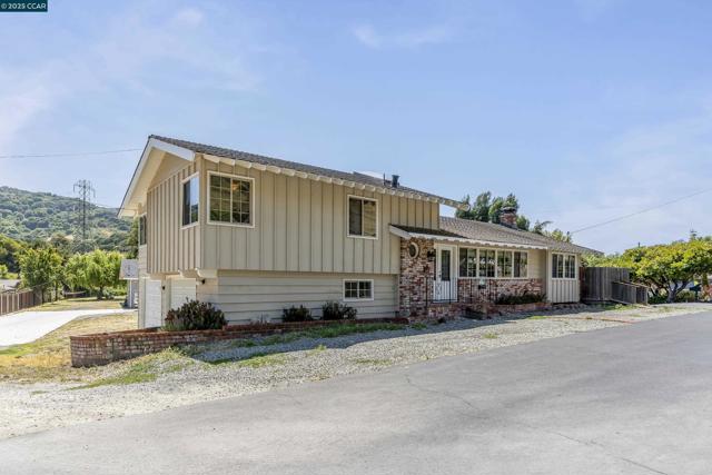 6180 HILLSIDE DRIVE, El Sobrante CA: https://media.crmls.org/mediaz/58902188-ee8a-4b11-97cd-f7549273b0ea.jpg