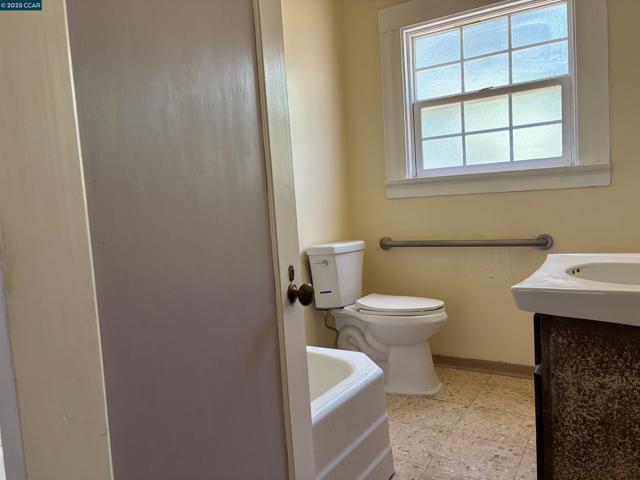 415 W 9Th St, Antioch CA: https://media.crmls.org/mediaz/5890306c-ddf7-49e5-985a-6426863c9745.jpg