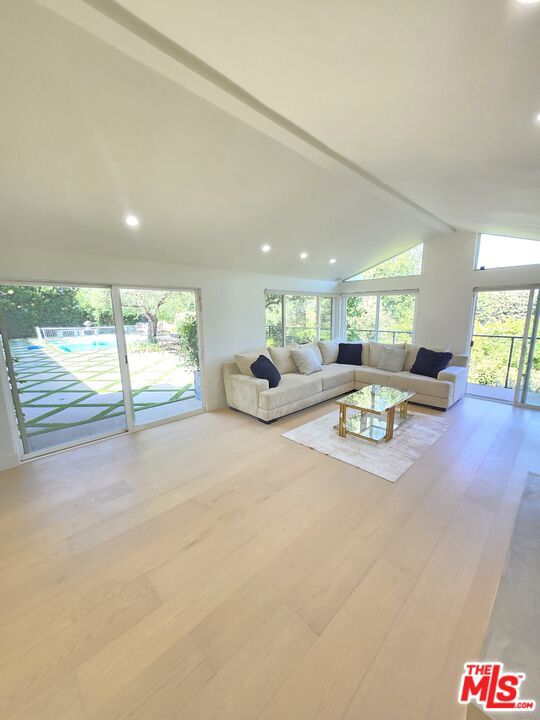 16544 Park Lane Circle, Los Angeles CA: https://media.crmls.org/mediaz/58905fce-7635-498d-a51a-2c72d87d3fd1.jpg