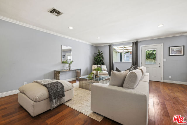 8136 Genesta Avenue, Lake Balboa CA: https://media.crmls.org/mediaz/5890a782-b389-43b4-845e-f95717aee33d.jpg