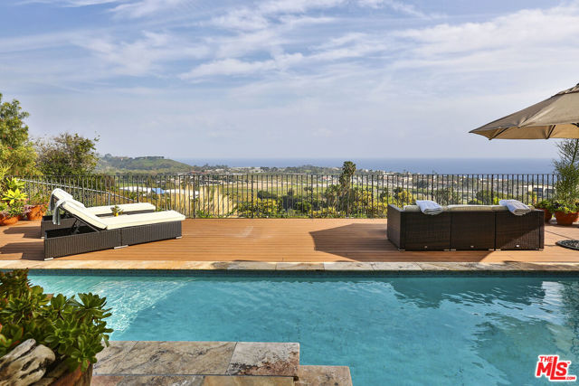 3504 Coast View Drive, Malibu CA: https://media.crmls.org/mediaz/5890dcfc-90d9-4b11-877a-71d3a4391c6e.jpg