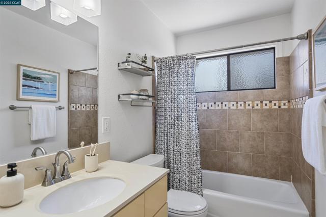 321 Via Cordova Ln, Martinez CA: https://media.crmls.org/mediaz/5891cc81-024c-446e-a43c-4731d3115b50.jpg