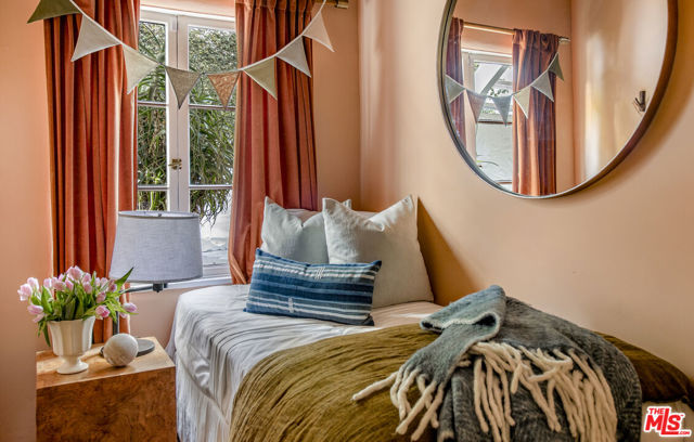 8027 Willow Glen Road, Los Angeles CA: https://media.crmls.org/mediaz/58926c00-c63b-4cb9-a6b9-f0bc7874942d.jpg