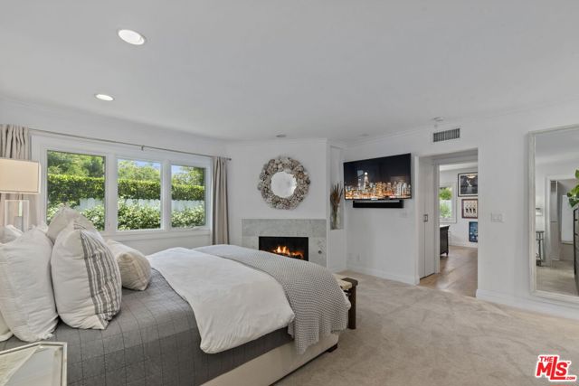 207 10th Street, Santa Monica CA: https://media.crmls.org/mediaz/58946338-5387-4701-b0a6-56367c6f0797.jpg