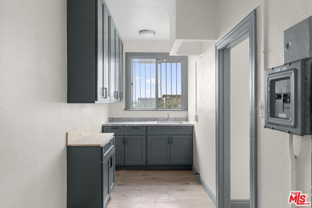 225 W Adams Boulevard, Los Angeles CA: https://media.crmls.org/mediaz/58947303-28b6-480b-8e4c-eb5bd51b5dbe.jpg