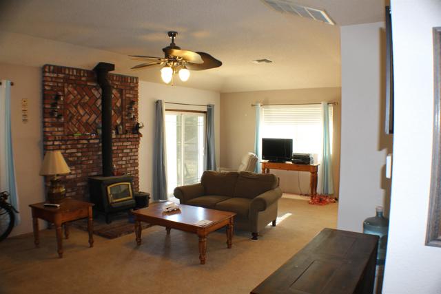 Detail Gallery Image 12 of 26 For 23950 Jacaranda Dr, Tehachapi,  CA 93561 - 3 Beds | 2 Baths