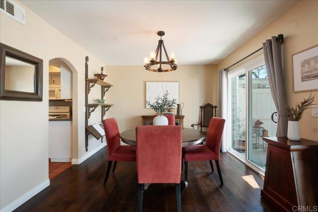 Detail Gallery Image 8 of 31 For 919 Wentworth Cir, Vista,  CA 92081 - 3 Beds | 2/1 Baths