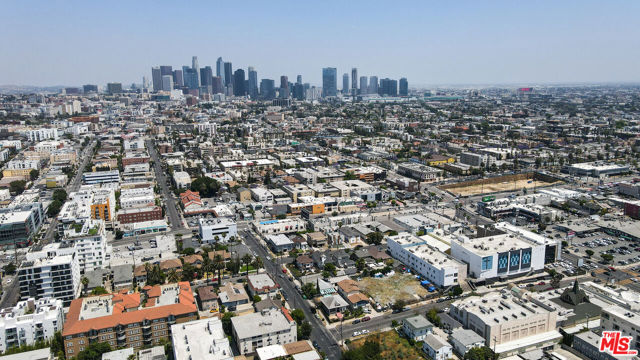 2963 San Marino Street, Los Angeles CA: https://media.crmls.org/mediaz/5895f0eb-87c0-4896-8c33-4110502312dd.jpg