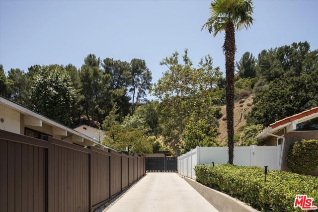 2313 Banyan Drive, Los Angeles CA: https://media.crmls.org/mediaz/5896c6b0-588a-48a7-ac26-ba5af628ddd4.jpg