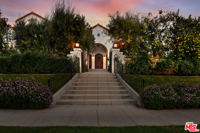 4352 Forman Avenue, Toluca Lake CA: https://media.crmls.org/mediaz/589723d1-1ef0-4b35-9925-4d64b44bb1b9.jpg