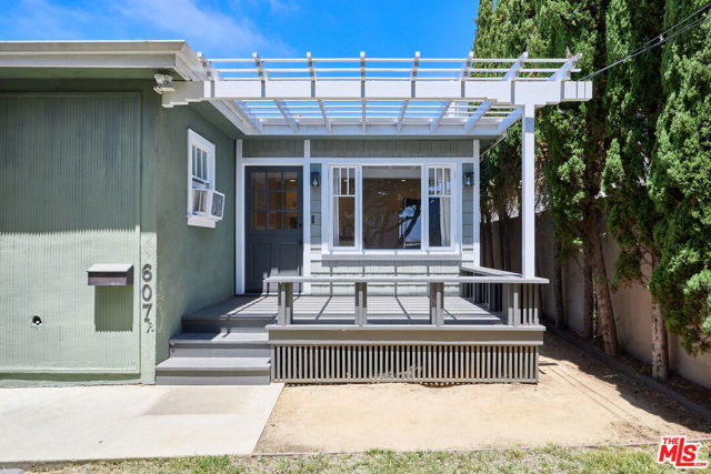 607 Ashland Avenue, Santa Monica CA: https://media.crmls.org/mediaz/58975014-107a-4cd0-9446-433008a90a9b.jpg