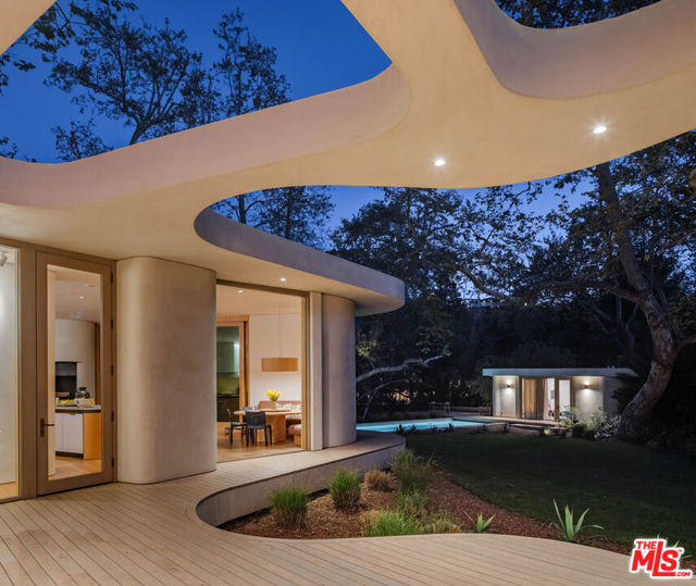800 Brooktree Road, Pacific Palisades CA: https://media.crmls.org/mediaz/5897667a-a840-4243-a4bf-5a575dcdd7e0.jpg