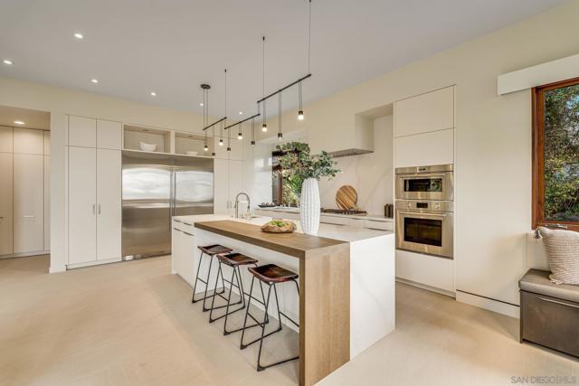 8070 La Jolla Scenic Dr N, La Jolla CA: https://media.crmls.org/mediaz/58977203-4de9-44db-9309-48394fb67ec6.jpg