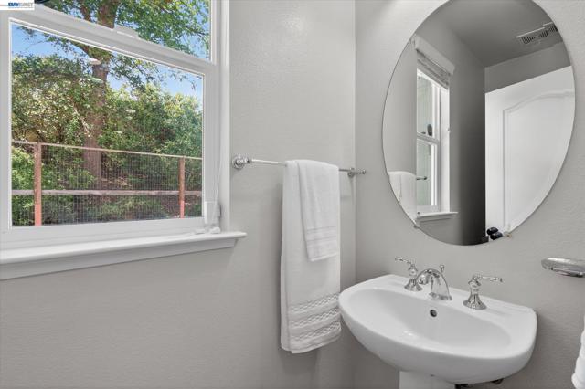 5880 Hillbrook Pl, Dublin CA: https://media.crmls.org/mediaz/58978897-cb48-49d4-ba9c-99a963f4844b.jpg