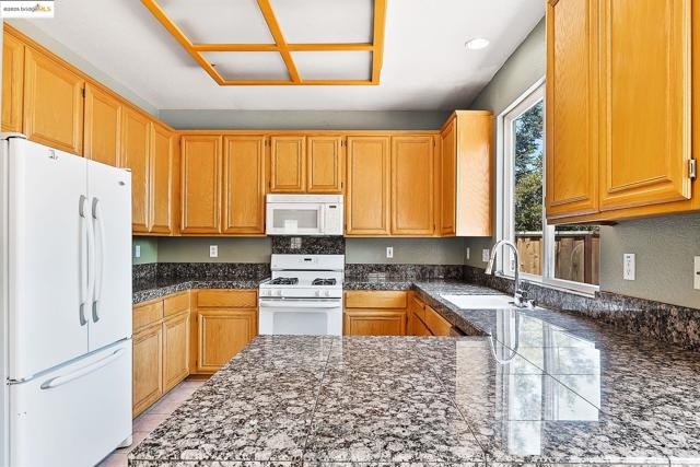 2 Quiet Path Ct, Pittsburg CA: https://media.crmls.org/mediaz/5897d1df-47ac-466b-b688-2fb8964d40f4.jpg