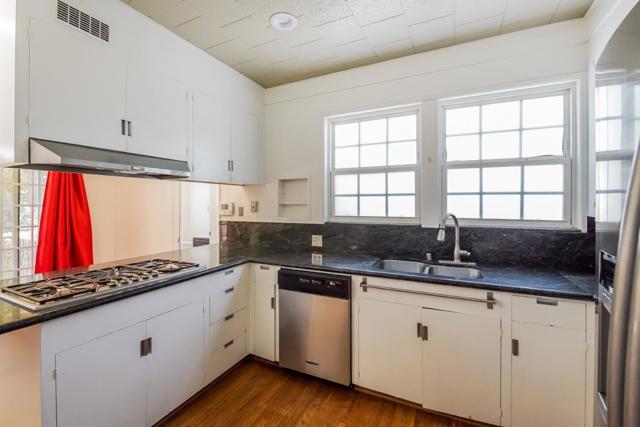 2301 N Commonwealth Avenue, Los Angeles CA: https://media.crmls.org/mediaz/5898f343-ad8a-4f35-96e2-64c501f0d119.jpg