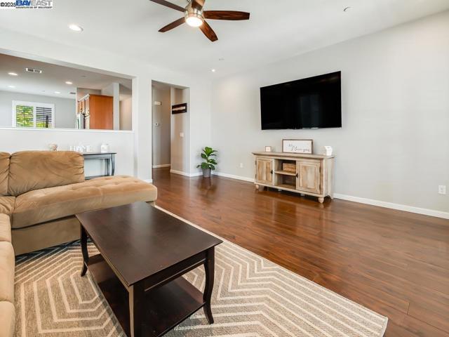 1178 Tropicana Ln, Brentwood CA: https://media.crmls.org/mediaz/58992c86-7a92-4614-acc1-ccb60b924276.jpg