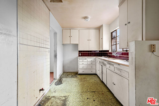 12926 Bonaparte Avenue, Los Angeles CA: https://media.crmls.org/mediaz/5899490e-9552-4ae4-86d9-860599ee030f.jpg