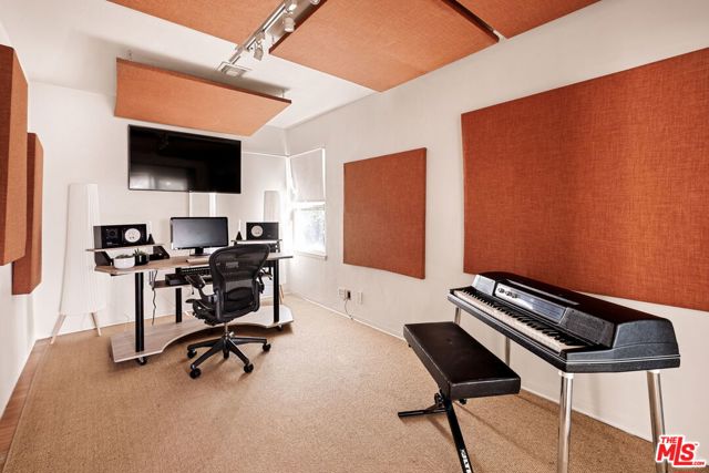 110 S Brighton Street, Burbank CA: https://media.crmls.org/mediaz/58994a43-8d95-4960-bcd0-3ebb66a89d76.jpg