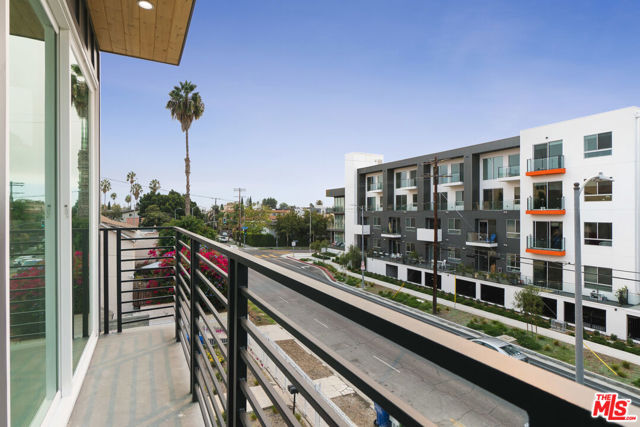 522 N Wilton Place, Los Angeles CA: https://media.crmls.org/mediaz/58996222-c540-4e44-9b54-e13e42757f77.jpg