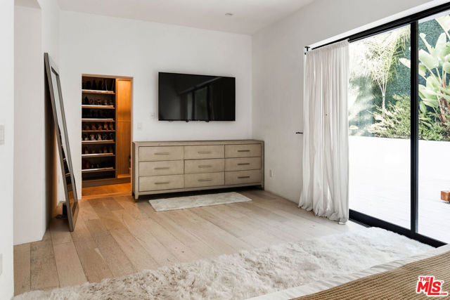 2048 N Beverly Drive, Beverly Hills CA: https://media.crmls.org/mediaz/589a2ac2-e936-4368-8ab3-7903a7dab1c4.jpg