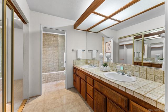 315 Colima Court, La Jolla CA: https://media.crmls.org/mediaz/589a5704-3723-4ccd-abf0-77b0b5ac3ce8.jpg