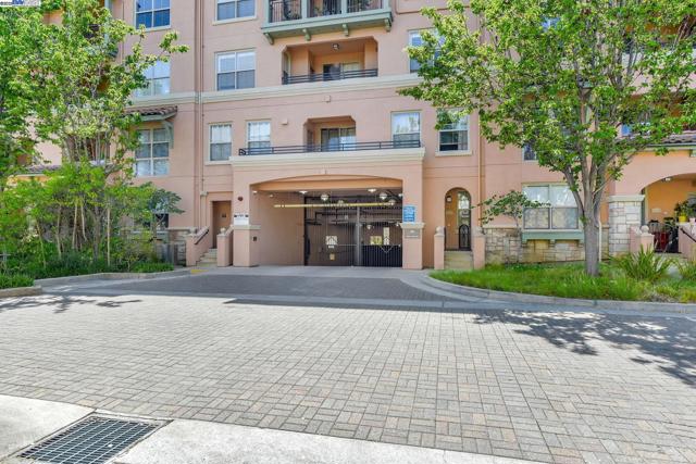 20500 Town Center Ln, Cupertino CA: https://media.crmls.org/mediaz/589aa308-05cd-4529-a537-90c07febd2a3.jpg
